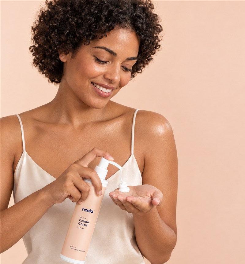 Femme souriante appliquant la Crème Corps